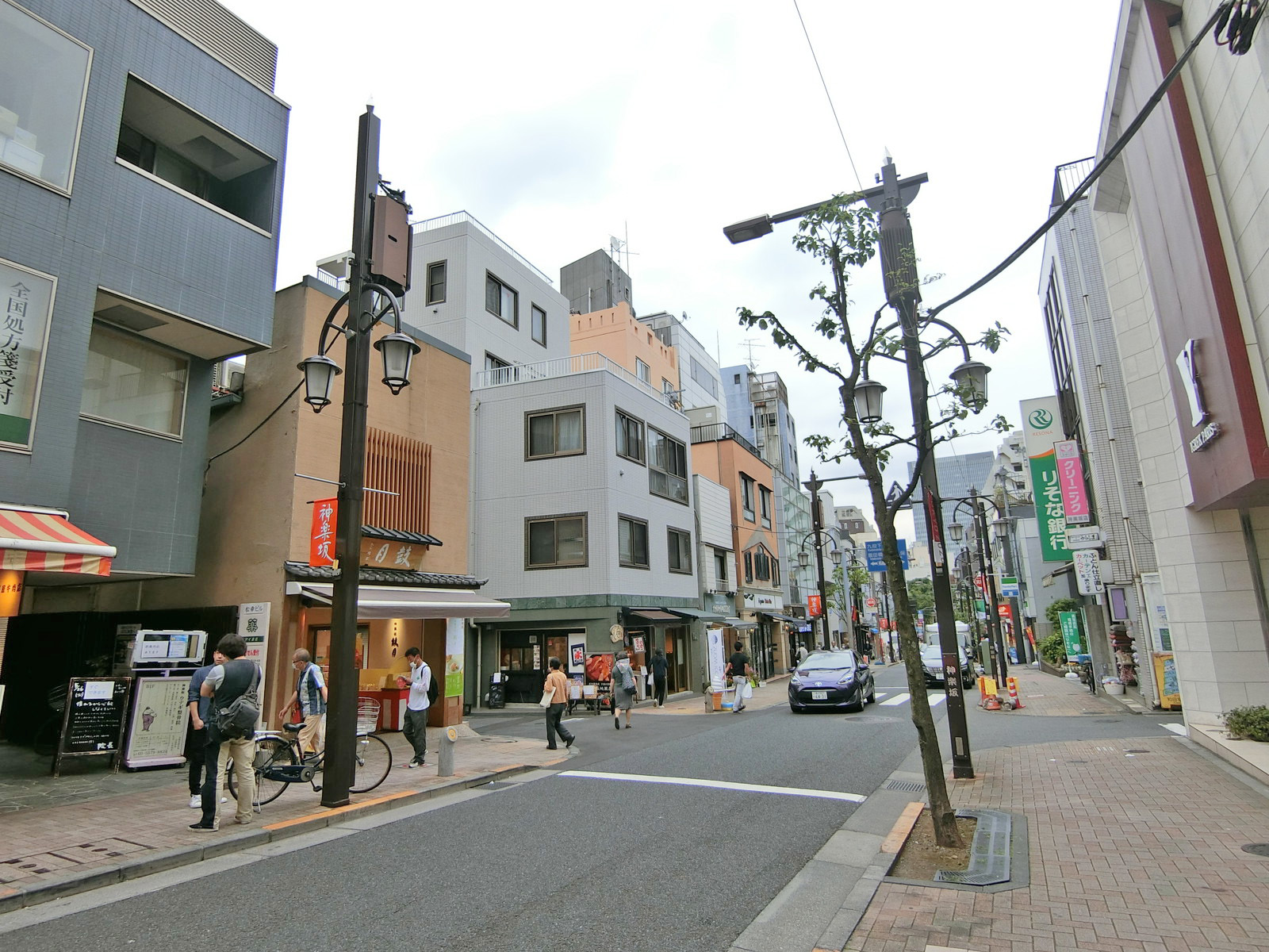 早稲田通り沿いに立地