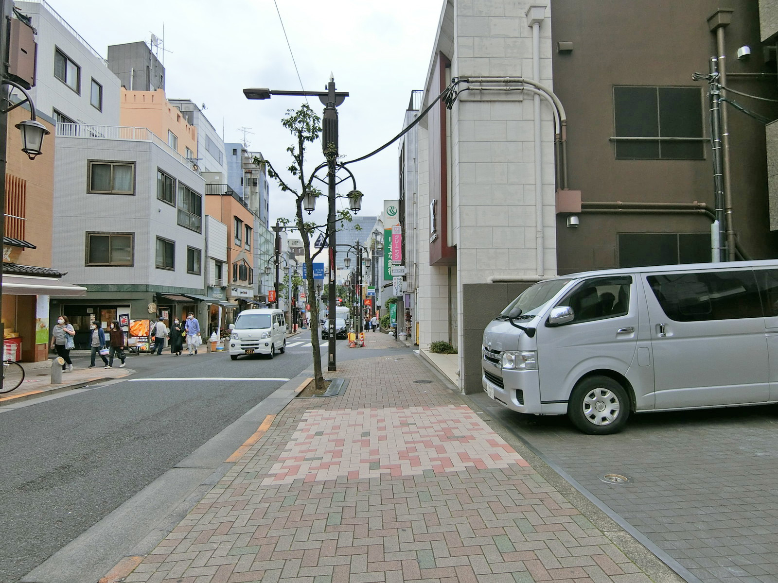 神楽坂宝生堂ビル前面の通り