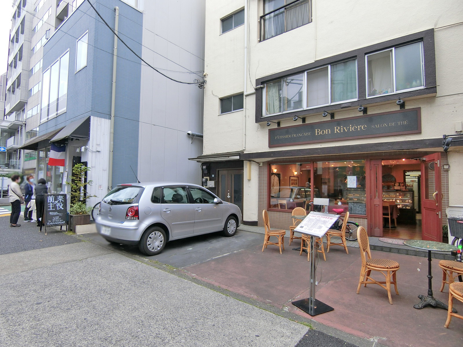 付近には飲食店が充実