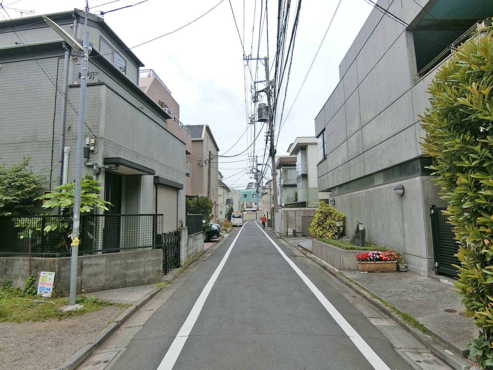 スキップビル前面の通り