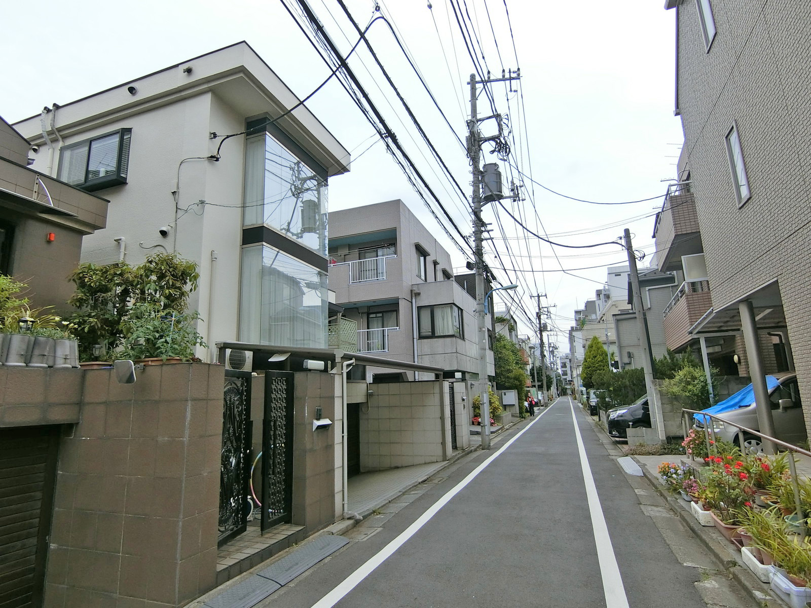 周辺は住宅街