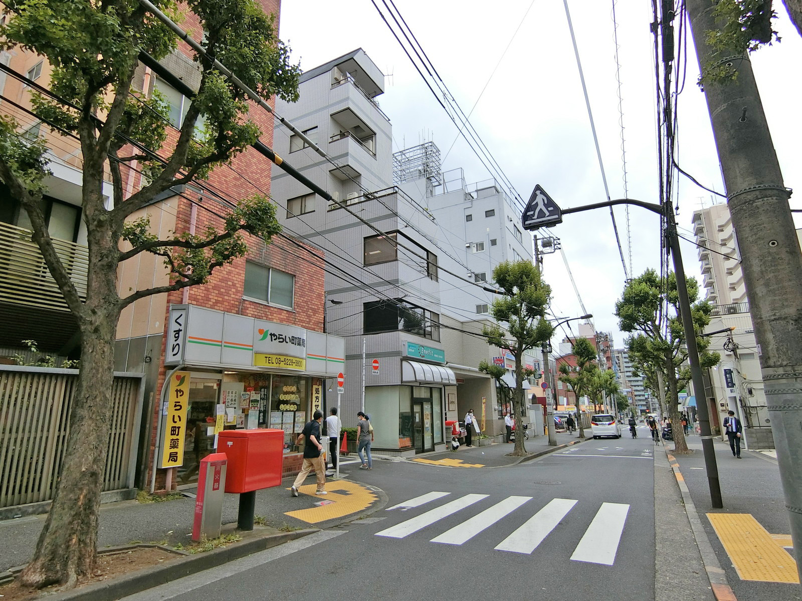 早稲田通り沿いに立地