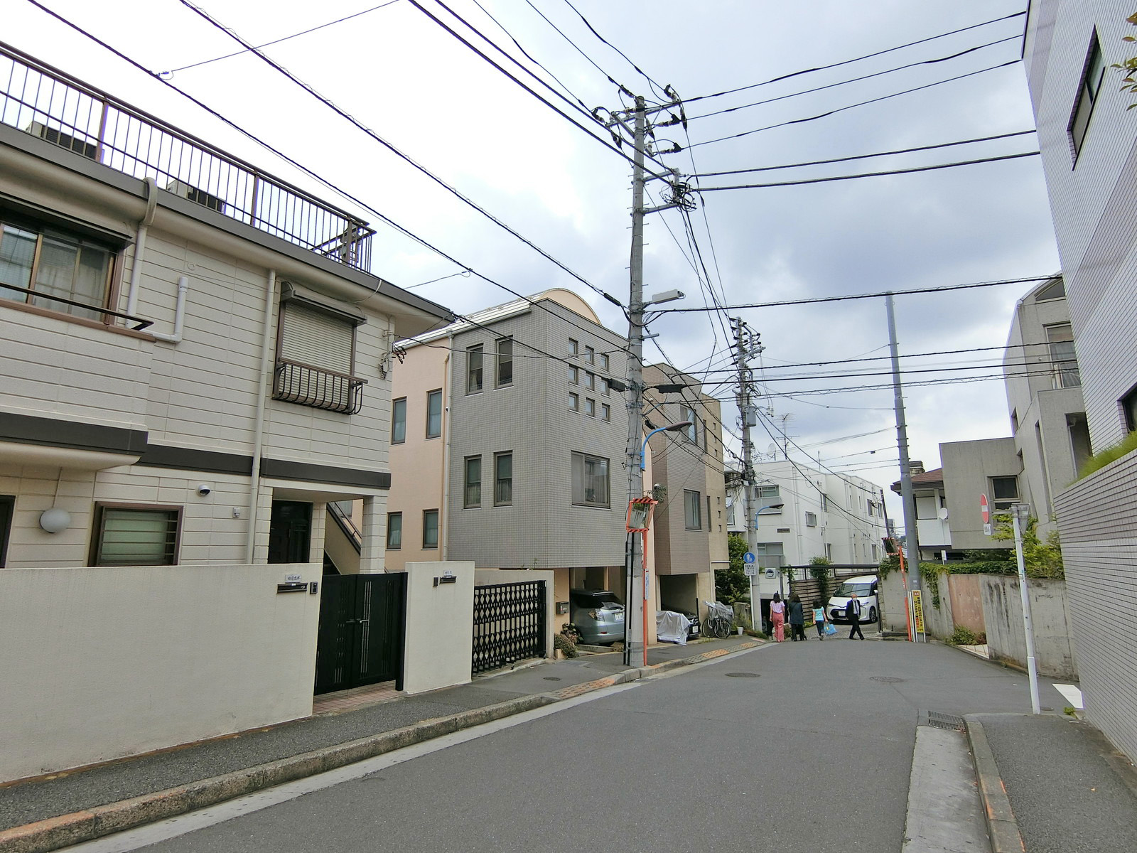 周辺は住宅街