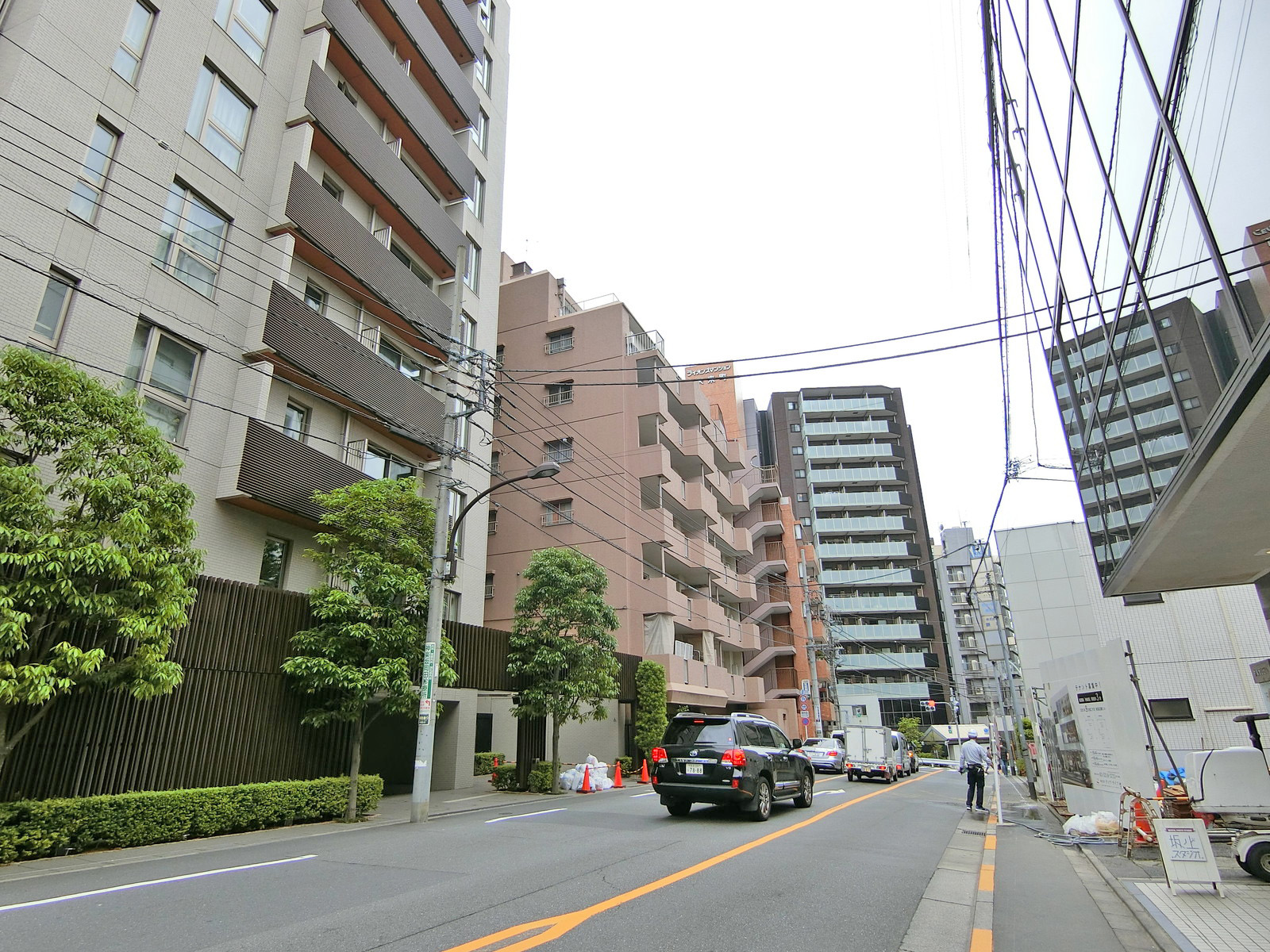 早稲田通り沿いに立地