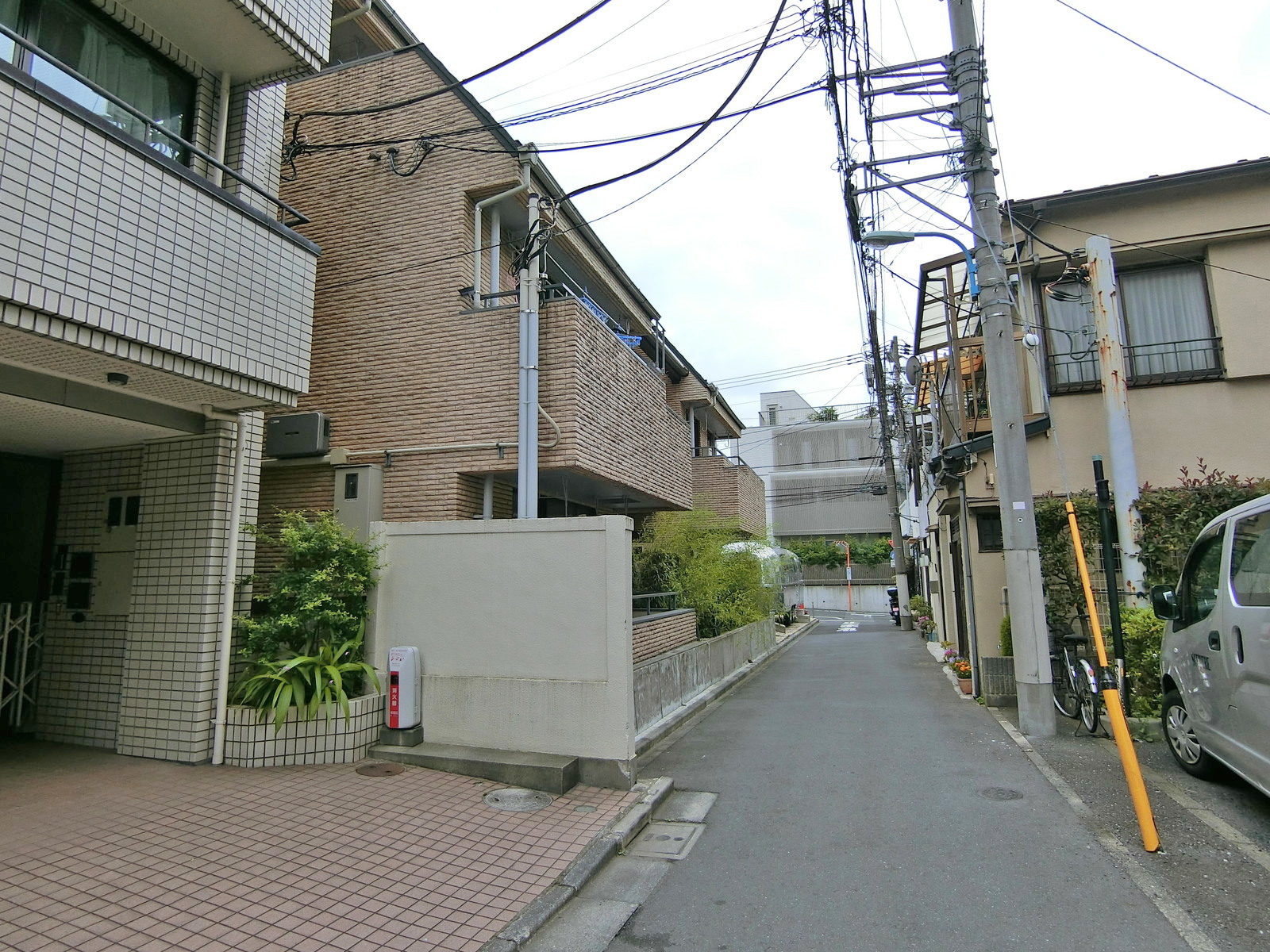 周辺は住宅街