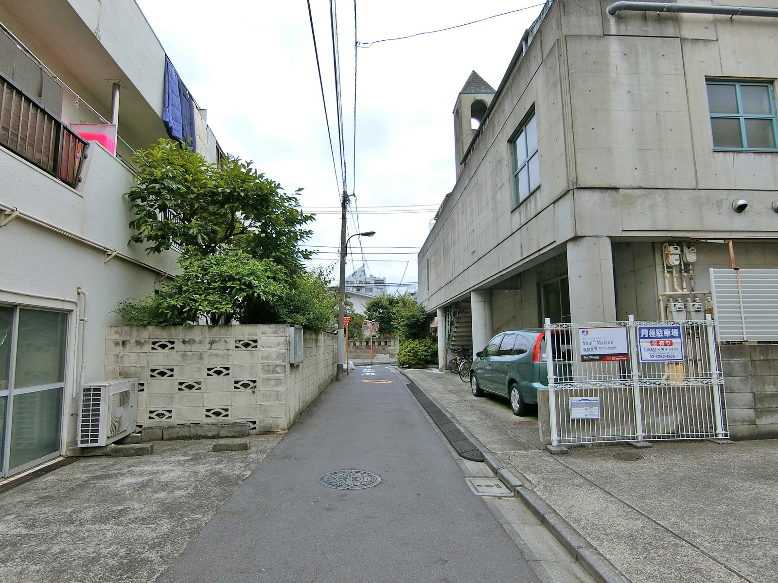 矢来町ビル前面の通り