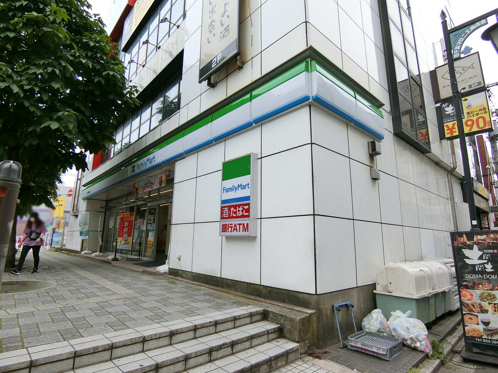 徒歩2分のファミリーマート