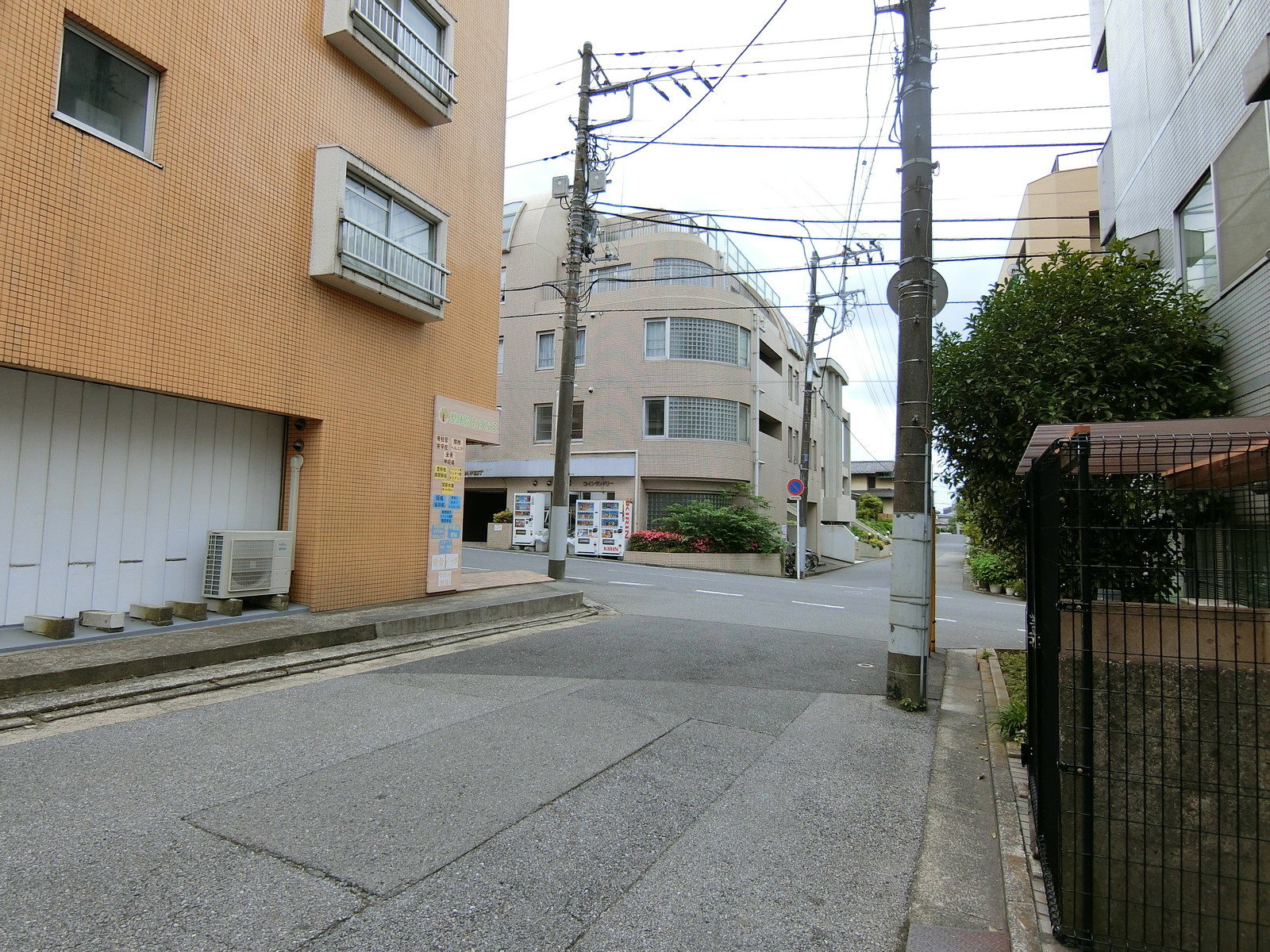 伊坂第2ビル前面の通り