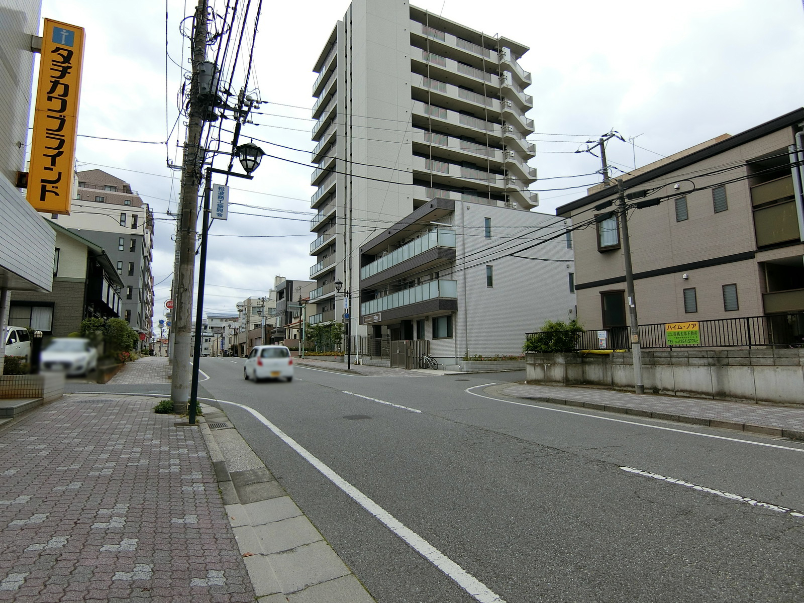 TKKビル前面の通り