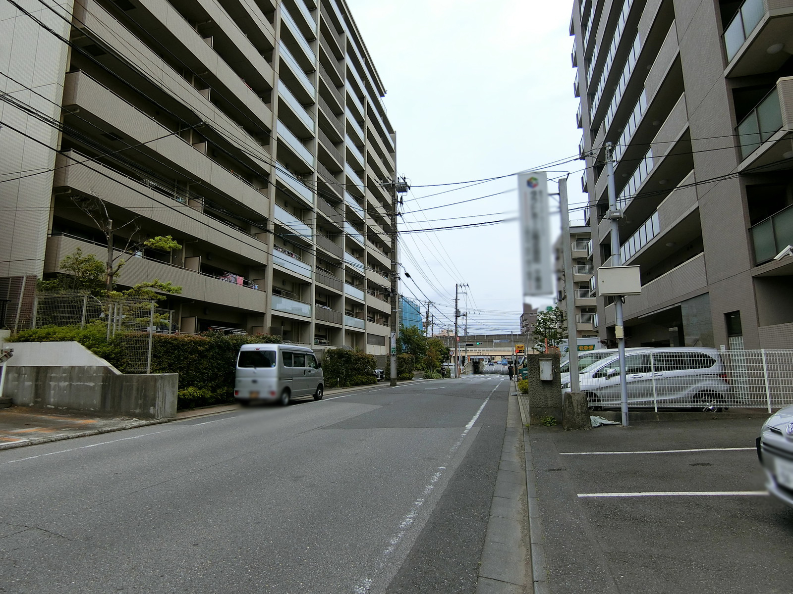 海浜不動産第2ビル前面の通り