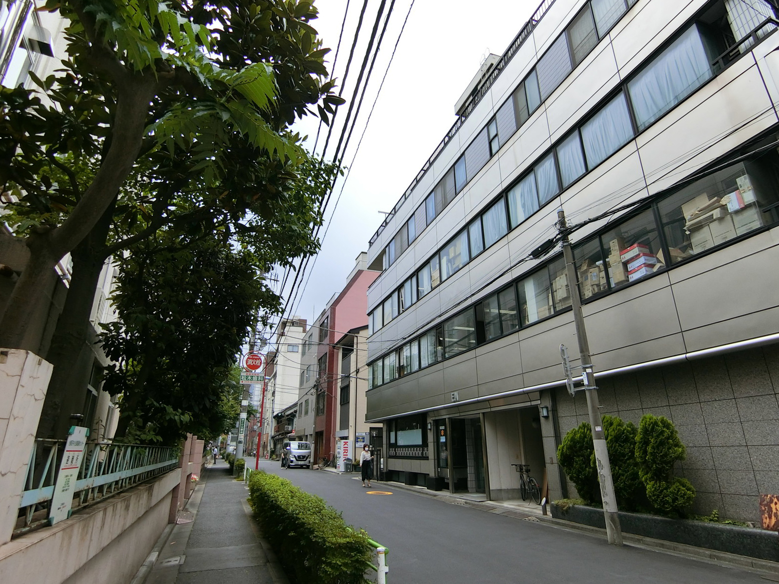 EMビル前面の通り