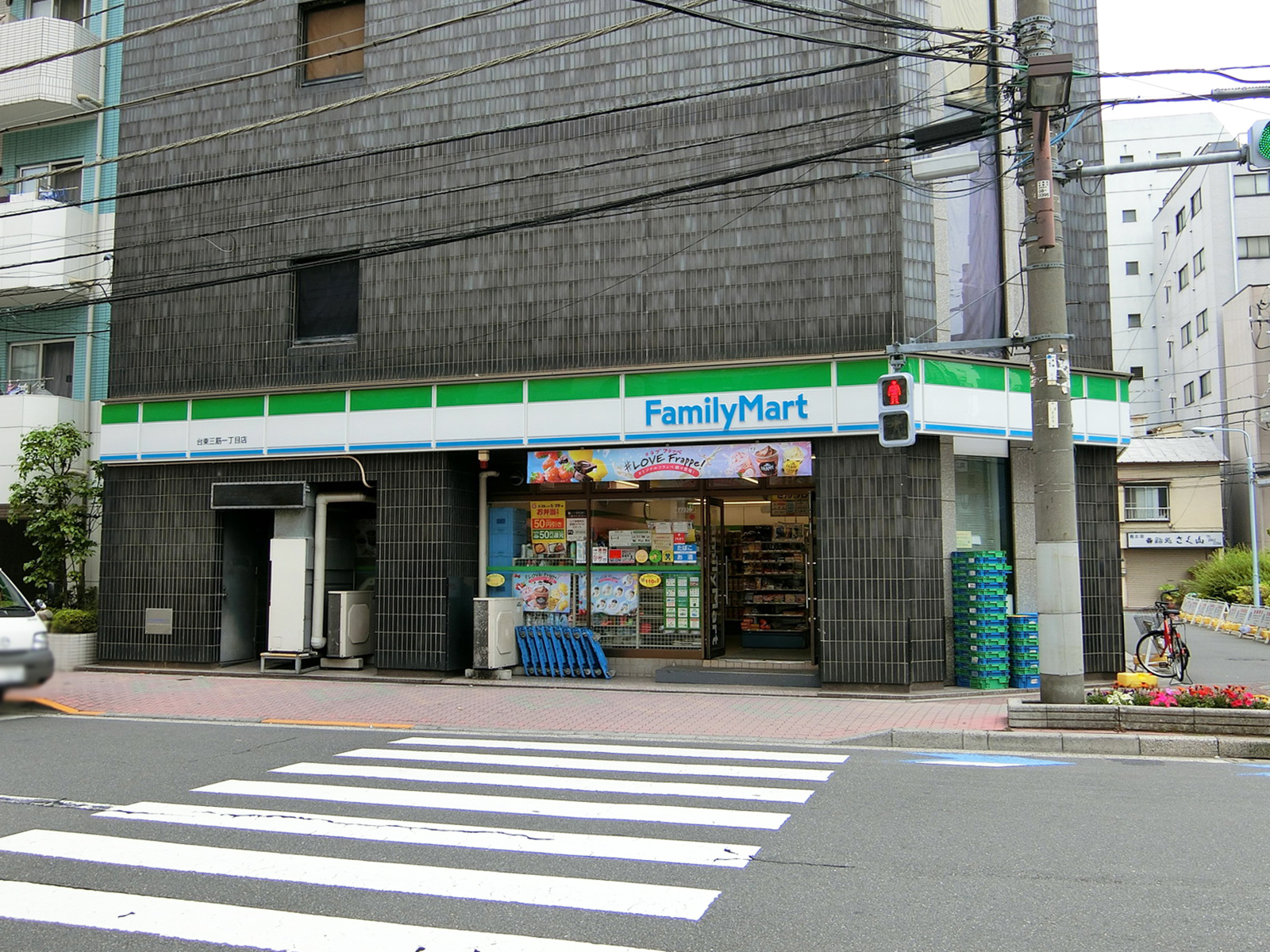 徒歩2分のファミリーマート台東三筋1丁目店