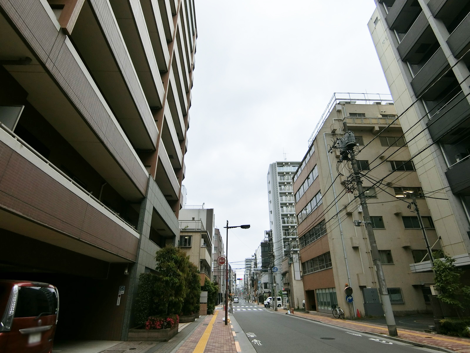 鈴友ビル前面の通り