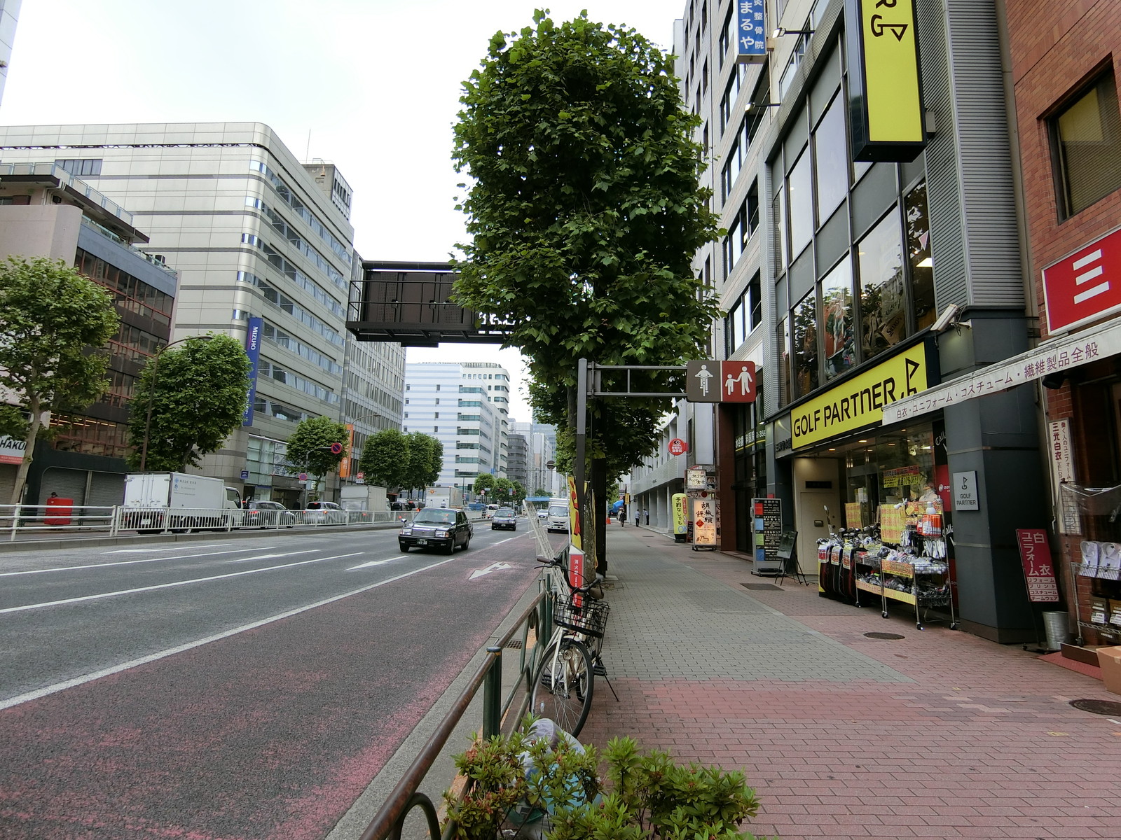 杉村ビルの前面道路