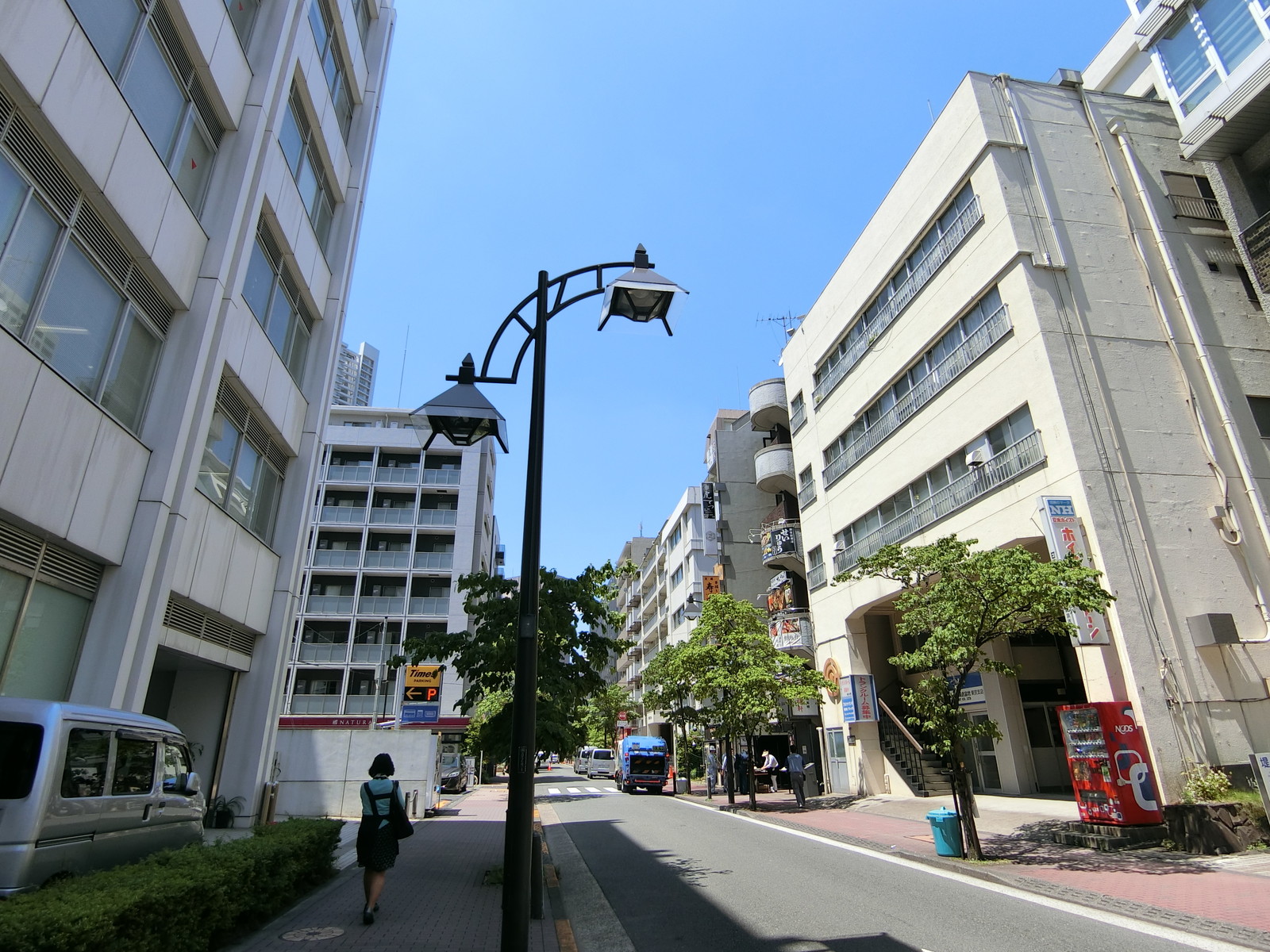 板硝子会館前面の通り