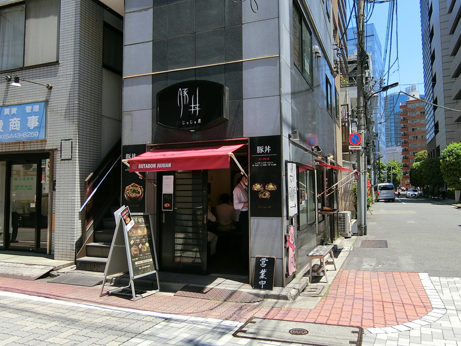 周辺には飲食店が多数あり