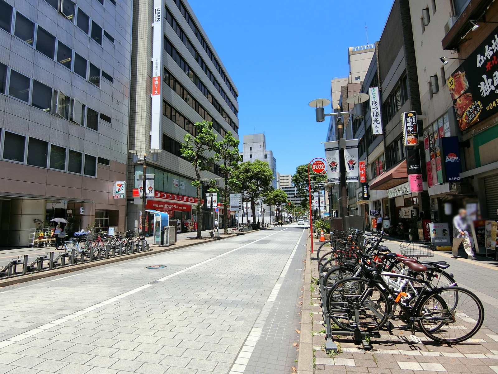 呂久呂ビル前面の通り