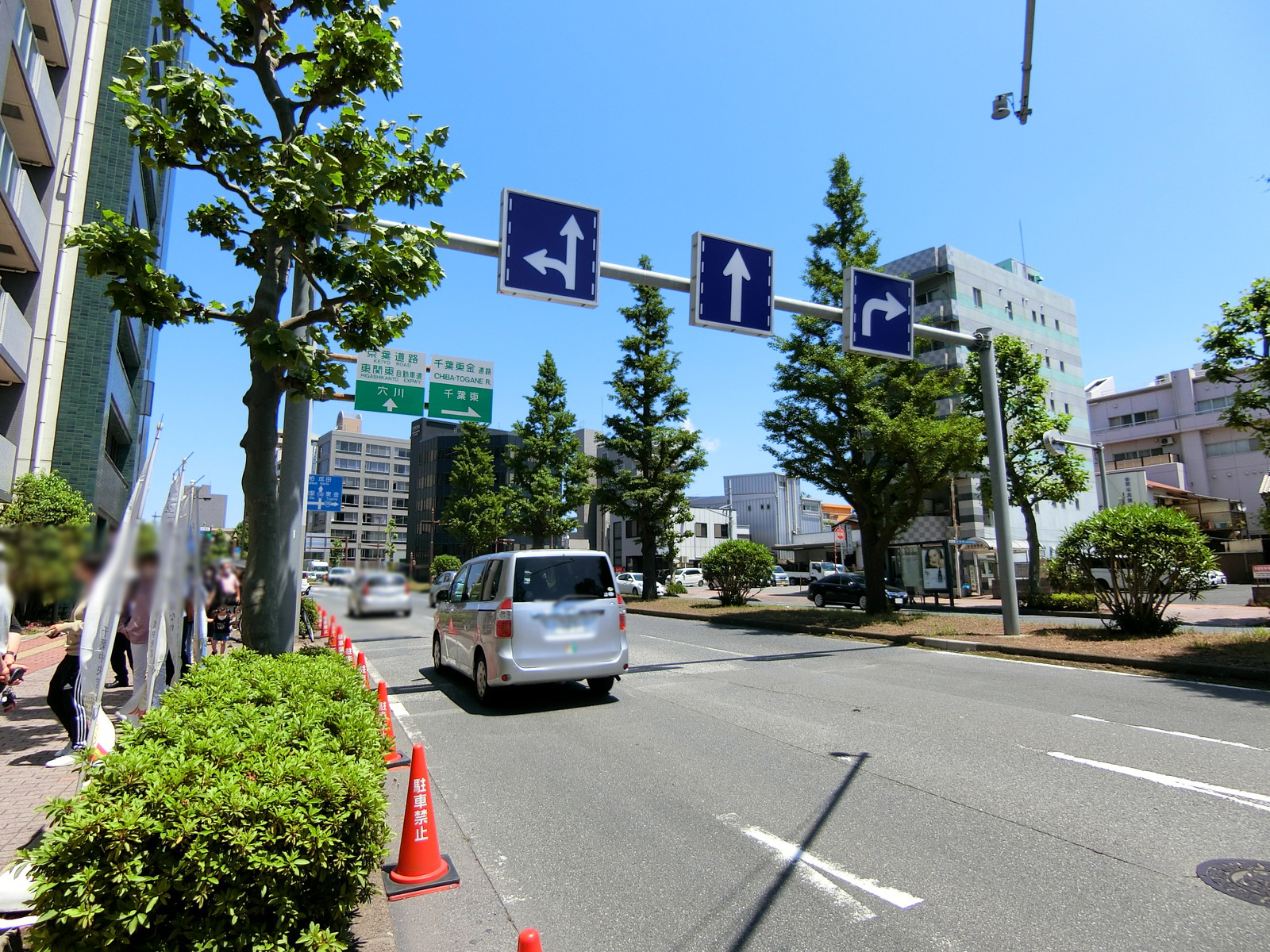 日進ビル前面の本町通り