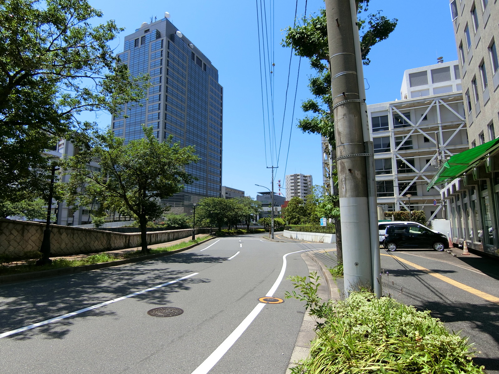 AIビル前面の通り
