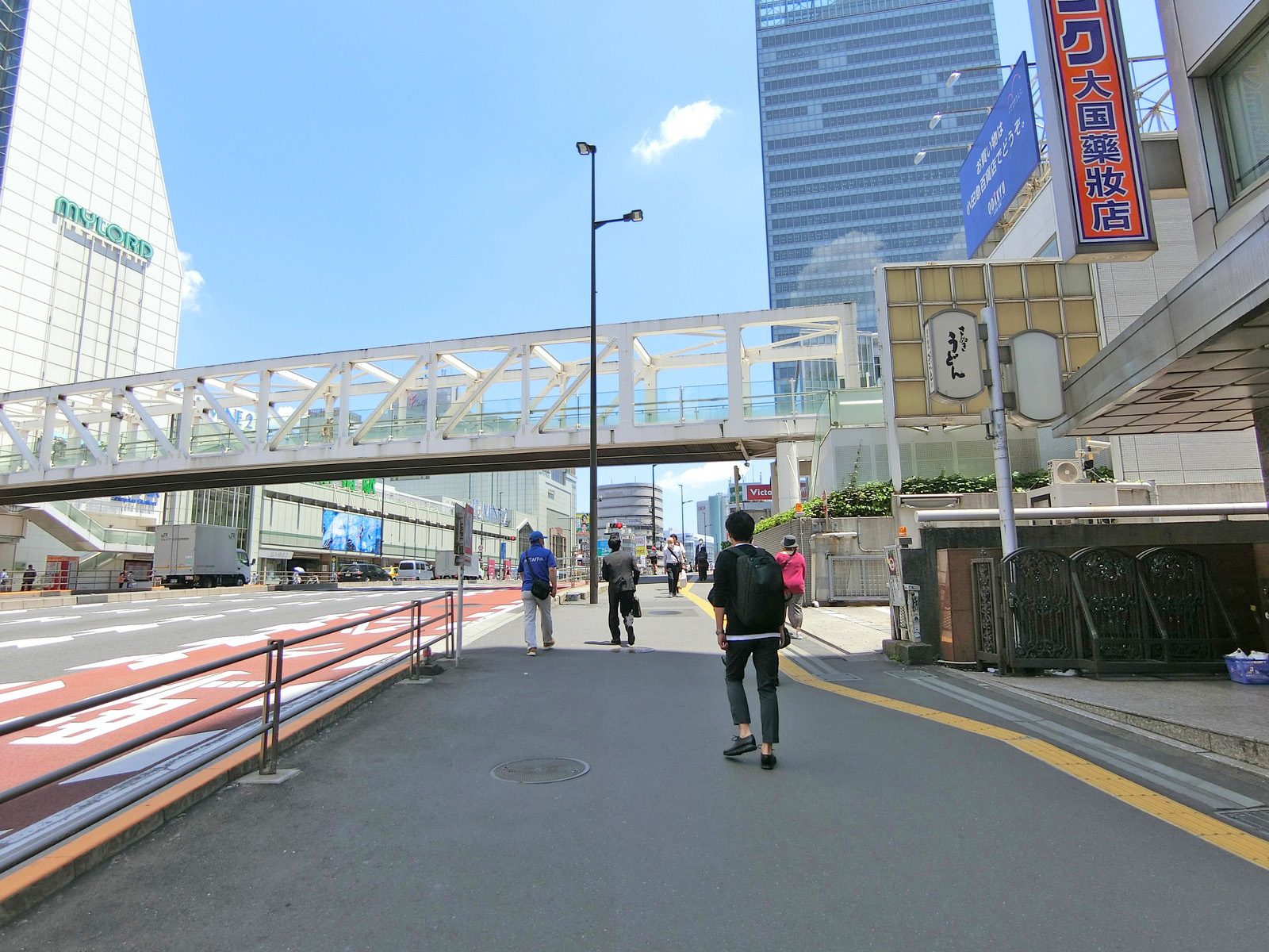 ミヤコ新宿ビル前面の通り