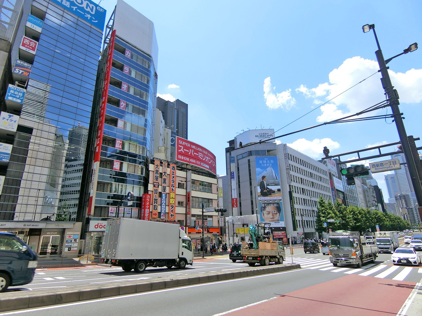 甲州街道沿いに立地