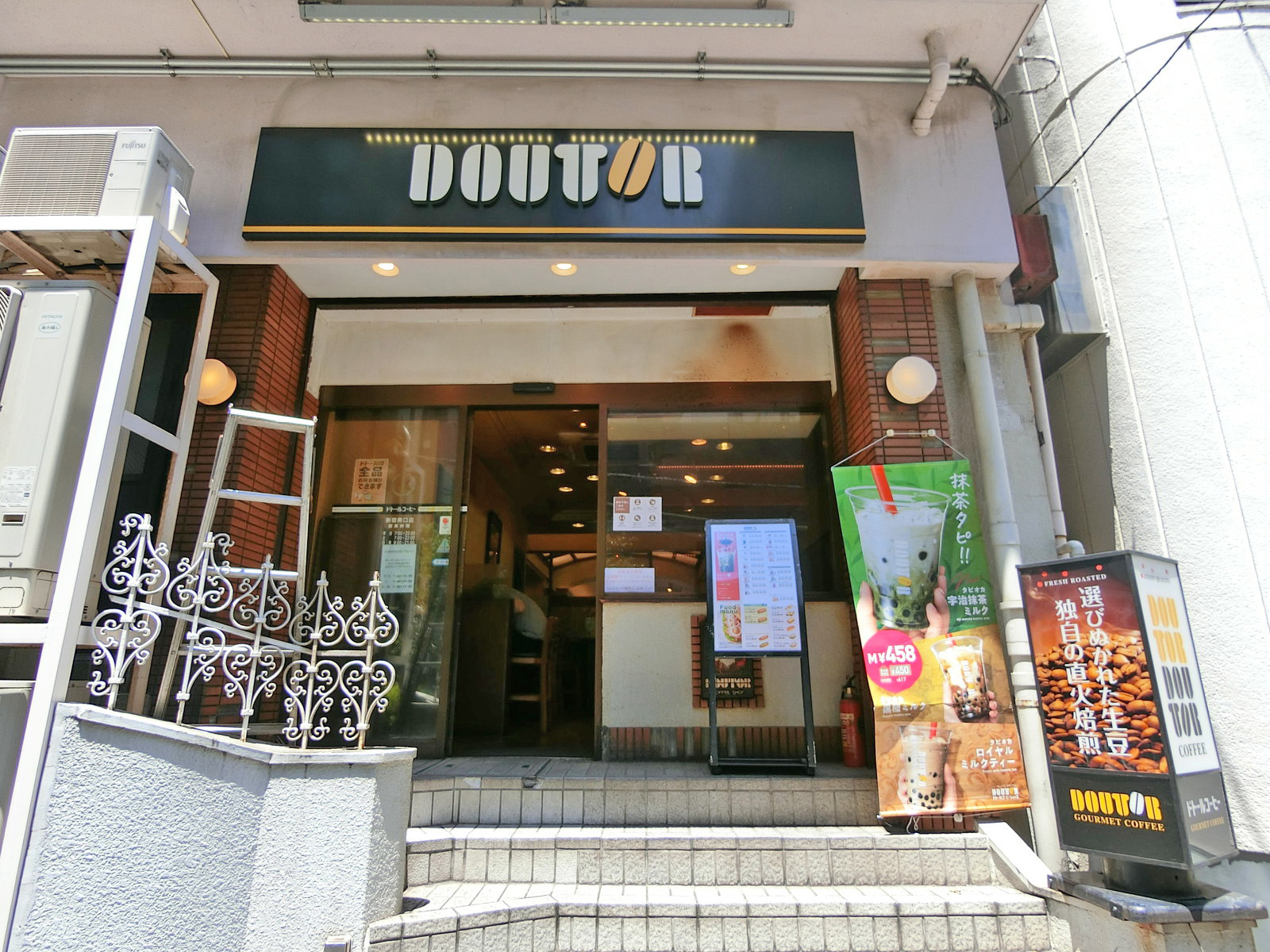 向かいのドトール新宿南口店