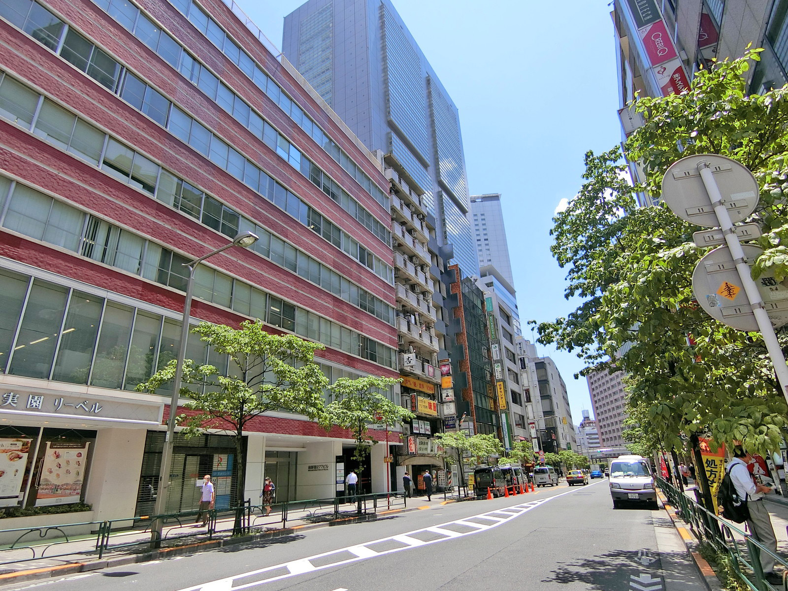 周辺はオフィスや店舗が多いエリア