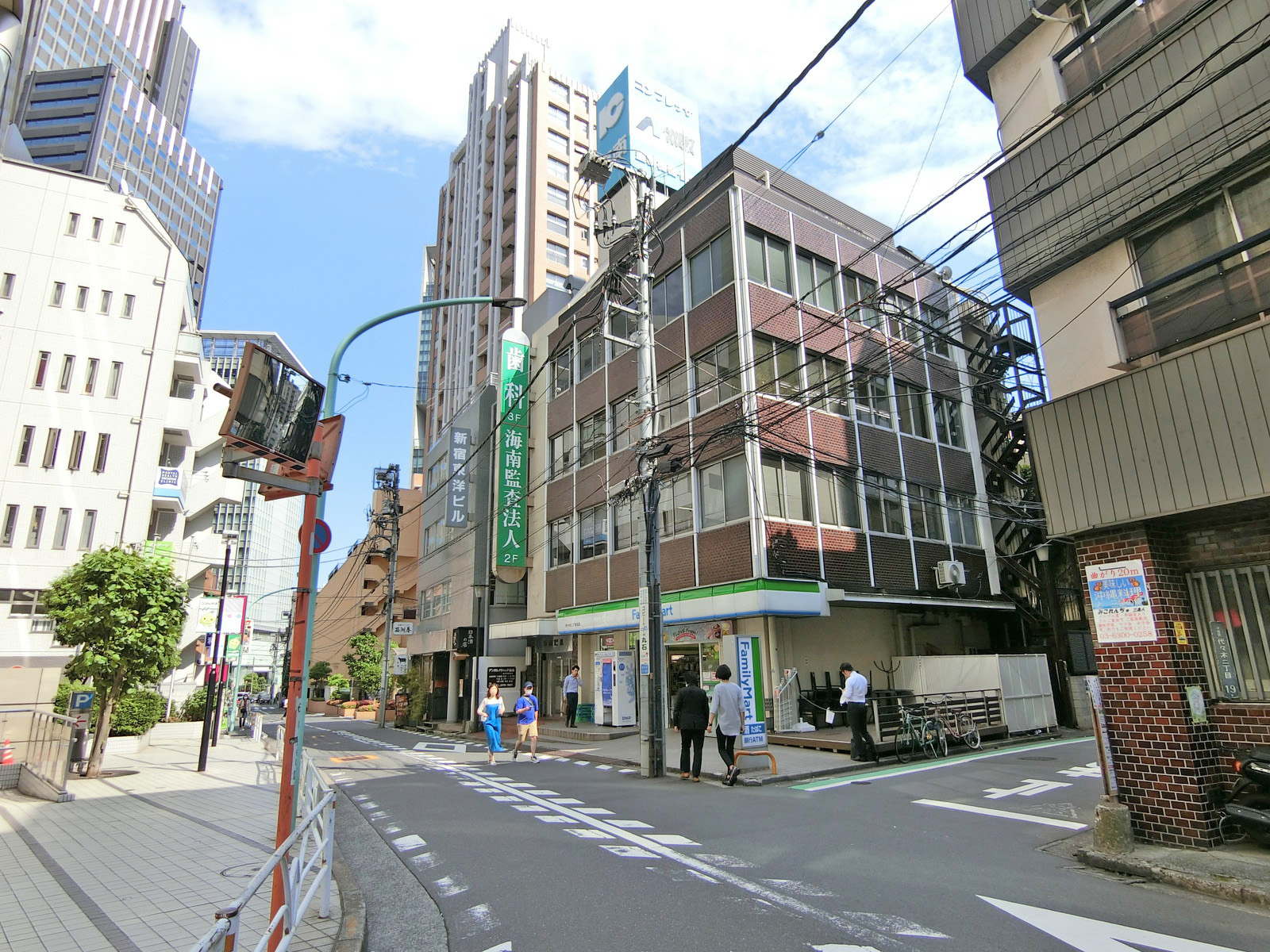 周辺はオフィスや店舗が多いエリア