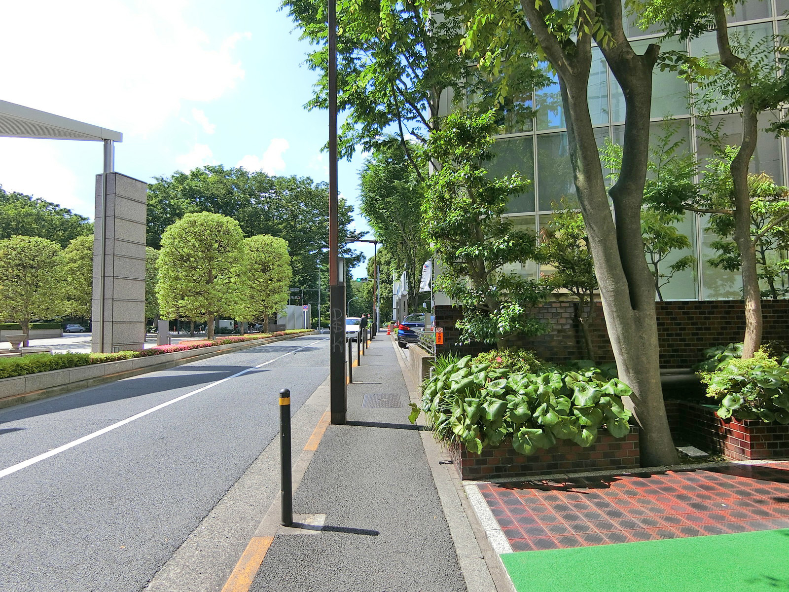 トーカン新宿キャステールビル前面の通り
