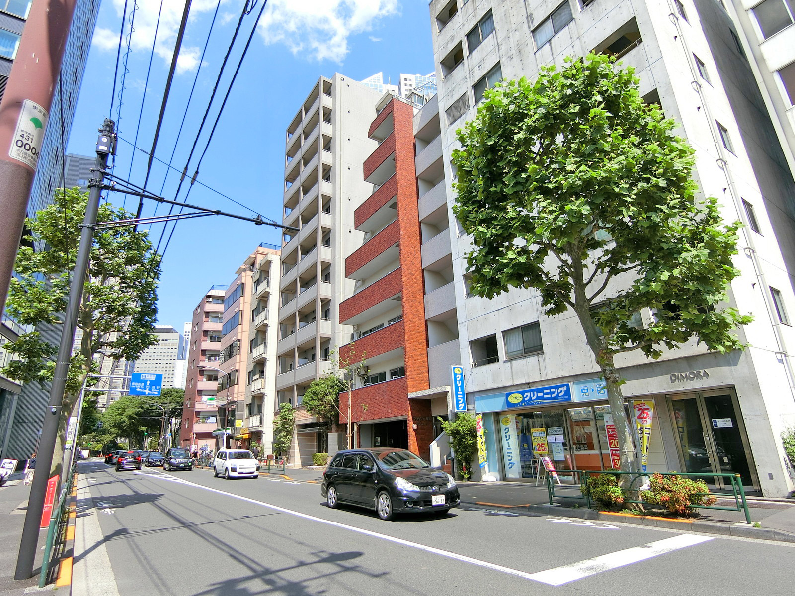 周辺はオフィスや店舗が多いエリア