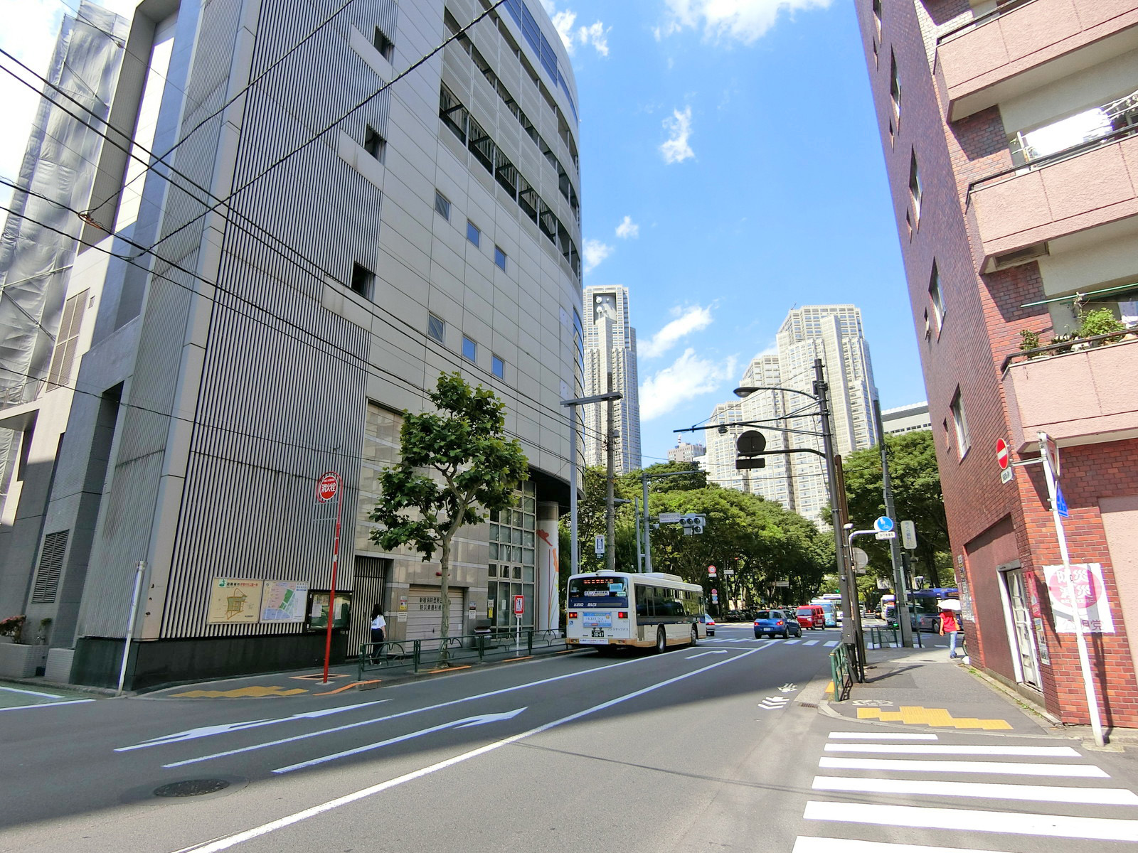 周辺はオフィスや店舗が多いエリア