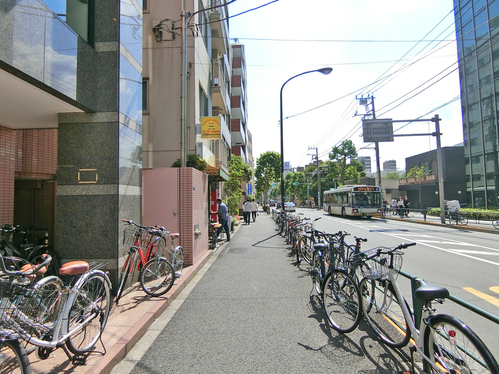 オフィススクエアビル新宿前面の通り