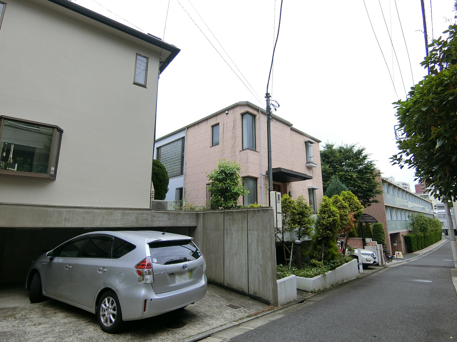 周辺は住宅街