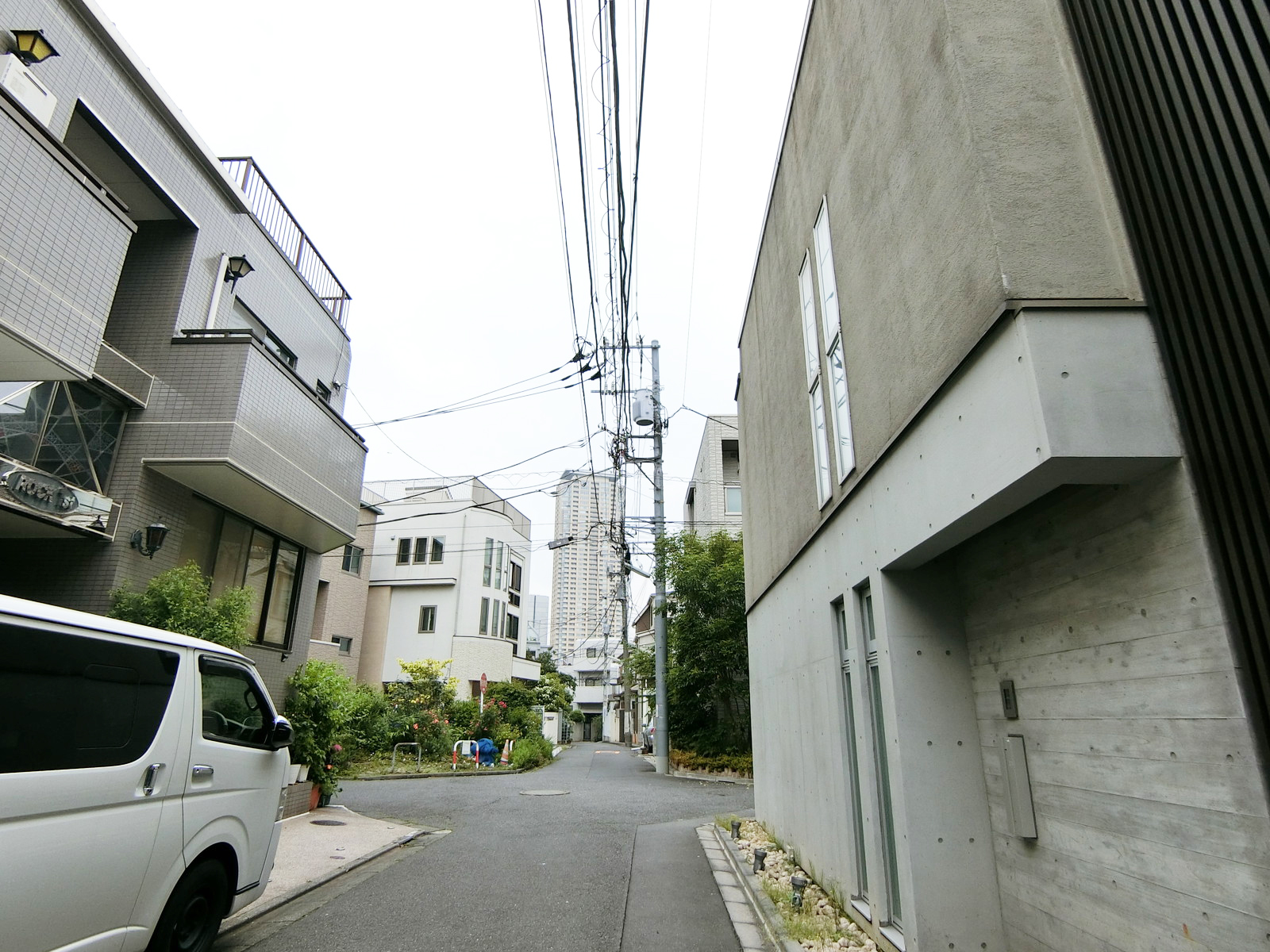 ロックファーストビル前面の通り