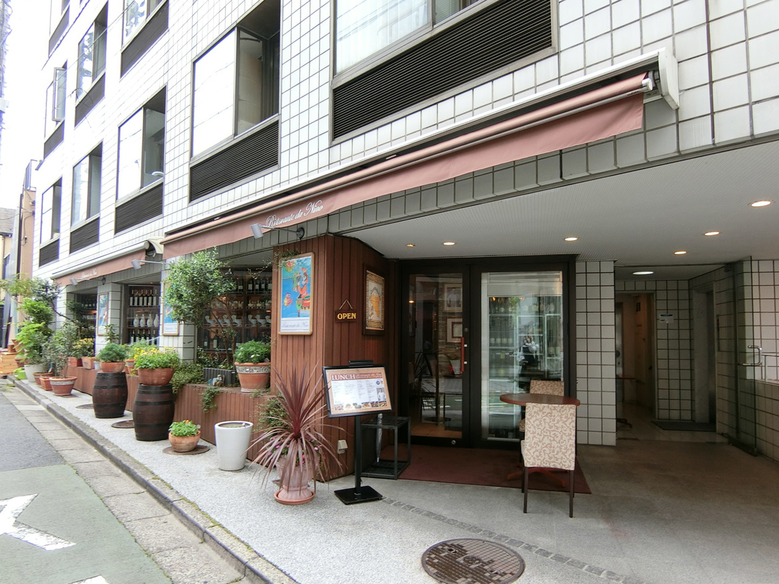 周辺には飲食店があり