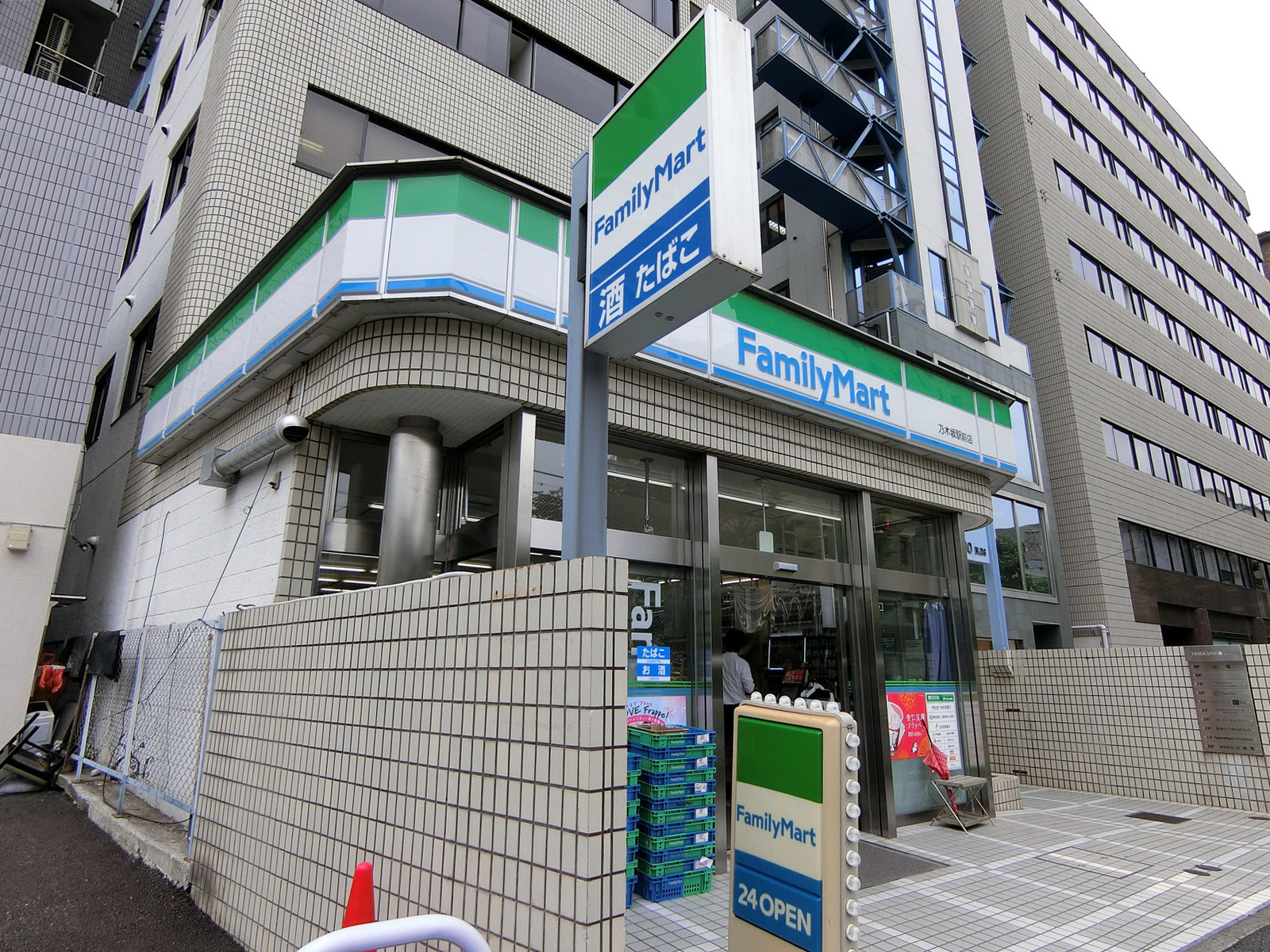 徒歩3分のファミリーマート