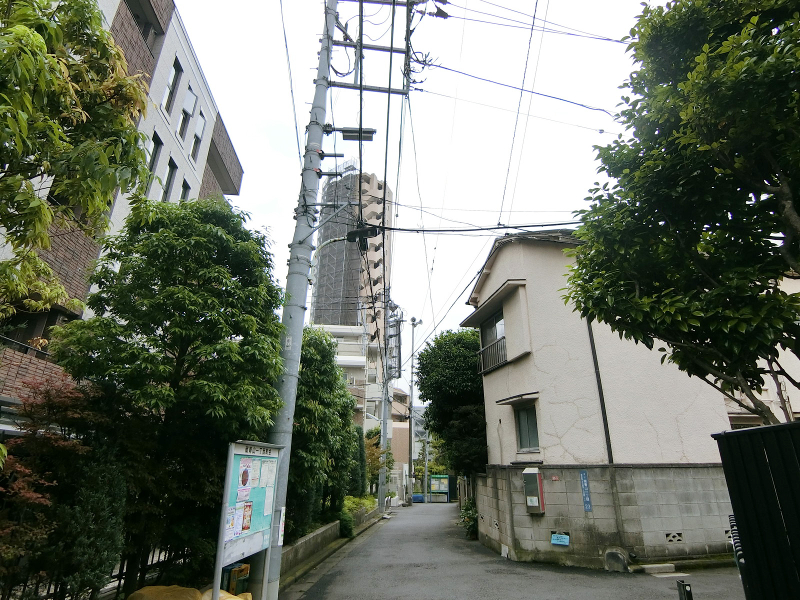 周辺は閑静な住宅街