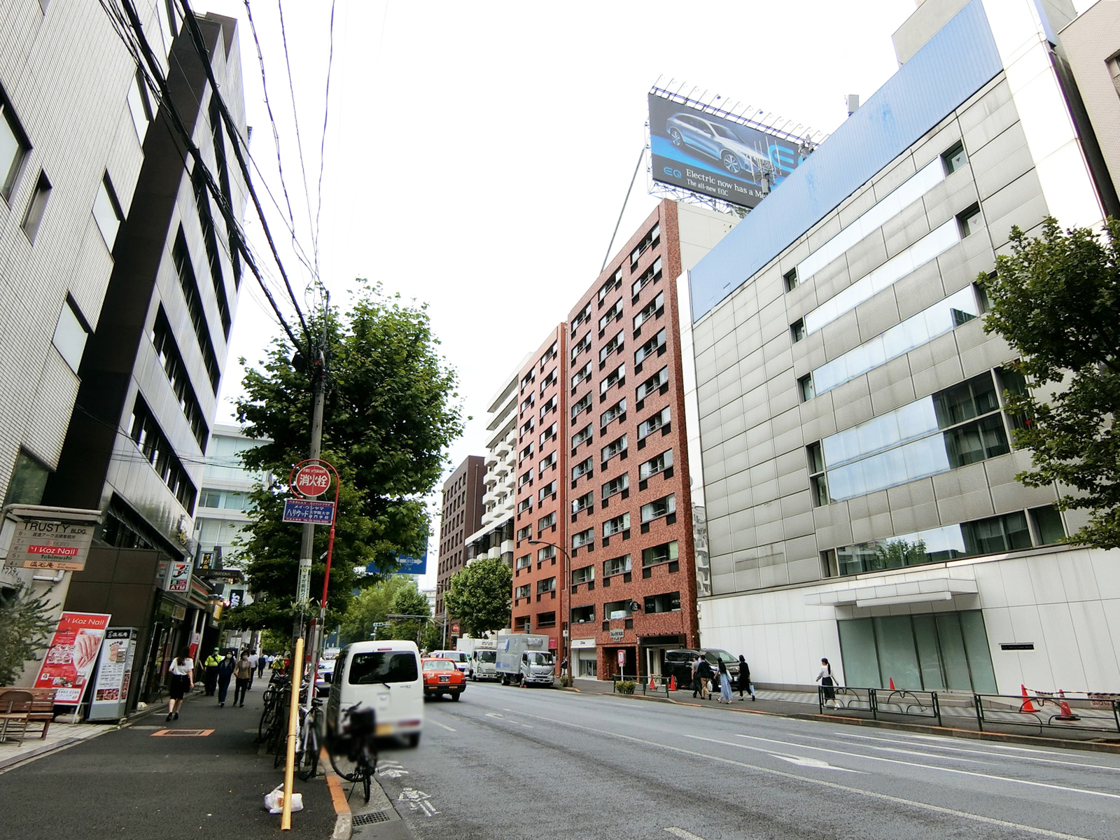 トラスティ六本木ビル前面の外苑東通り