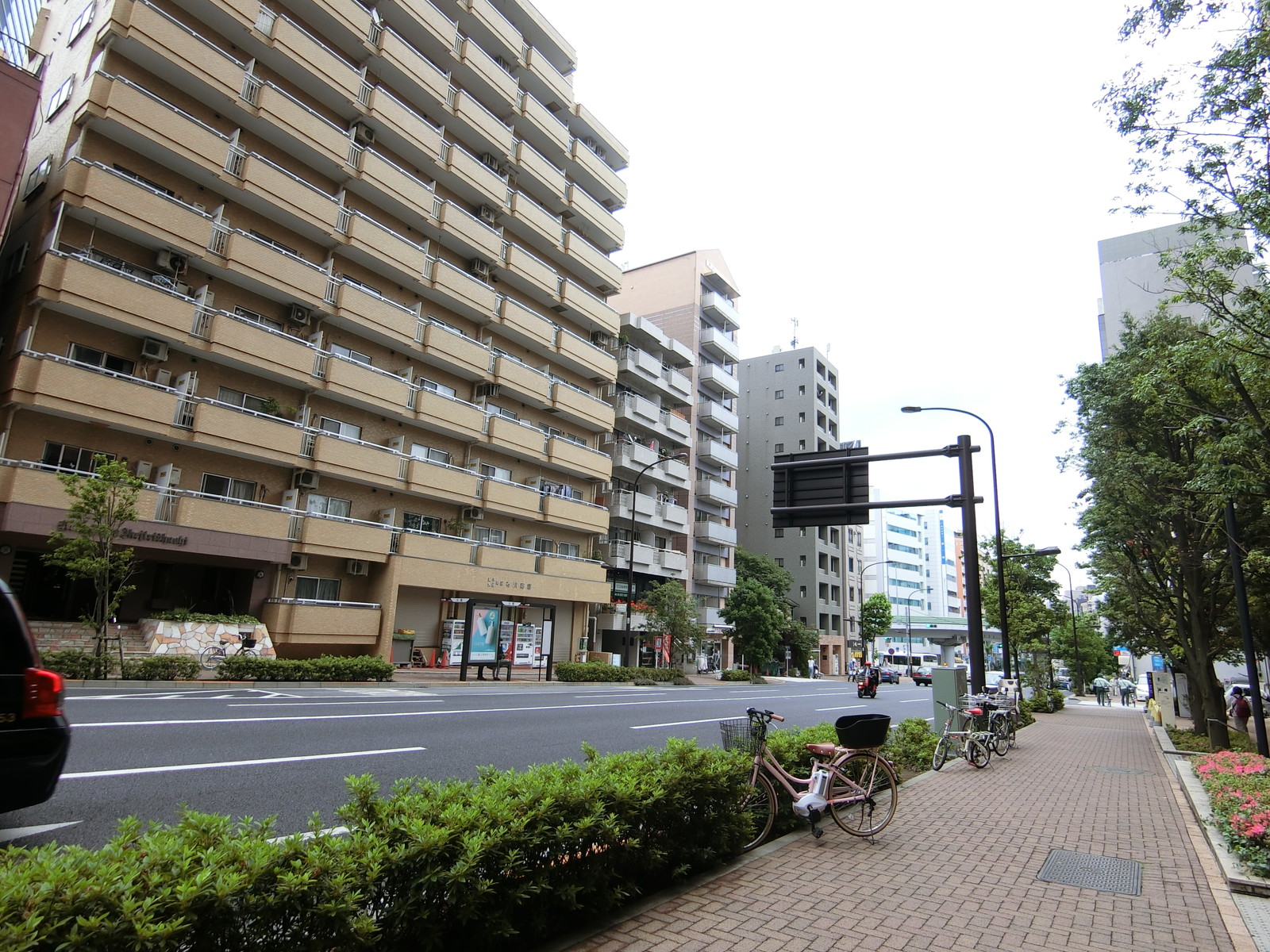 クロスエアタワー前面の通り