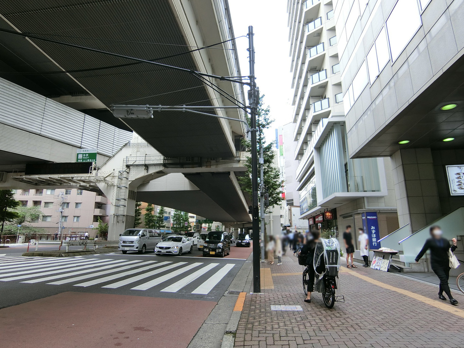 いちご池尻ビル前面の通り
