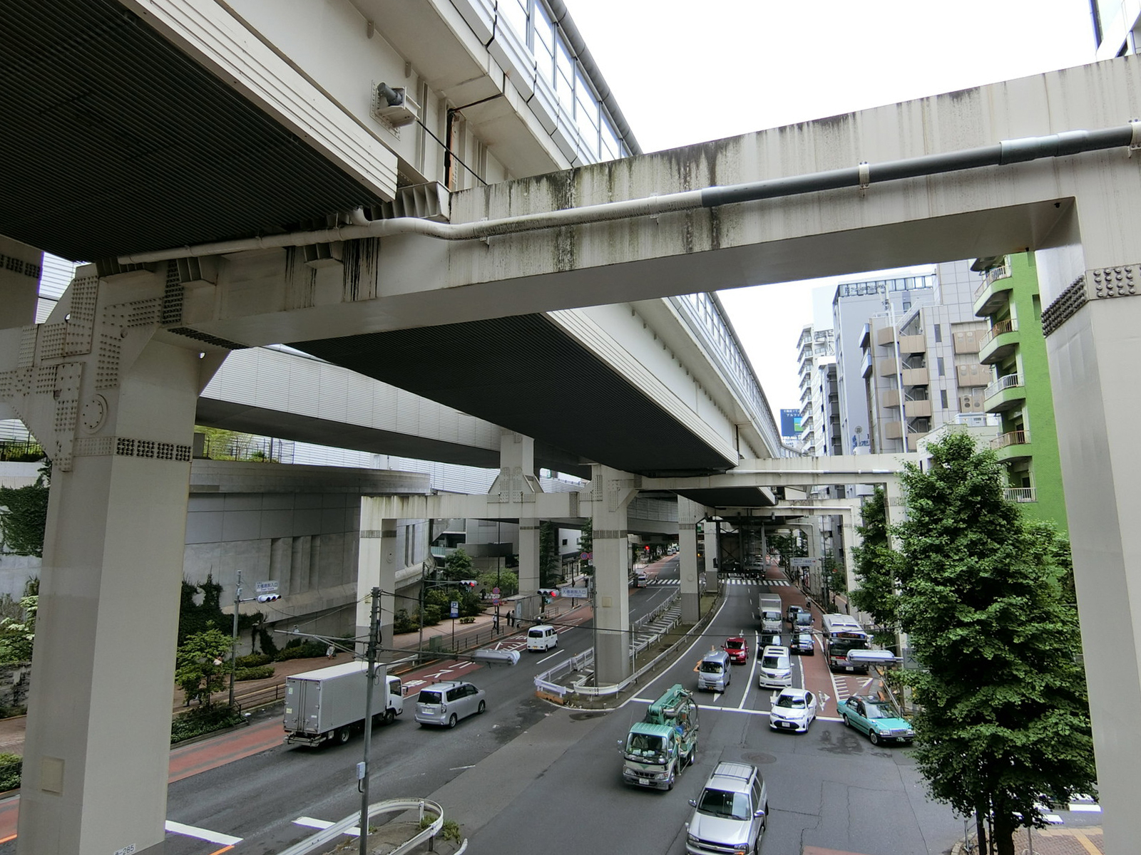 前面の玉川通り