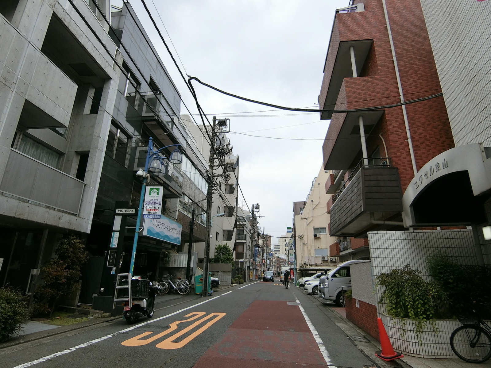 ナカミ東山ビル前面の通り
