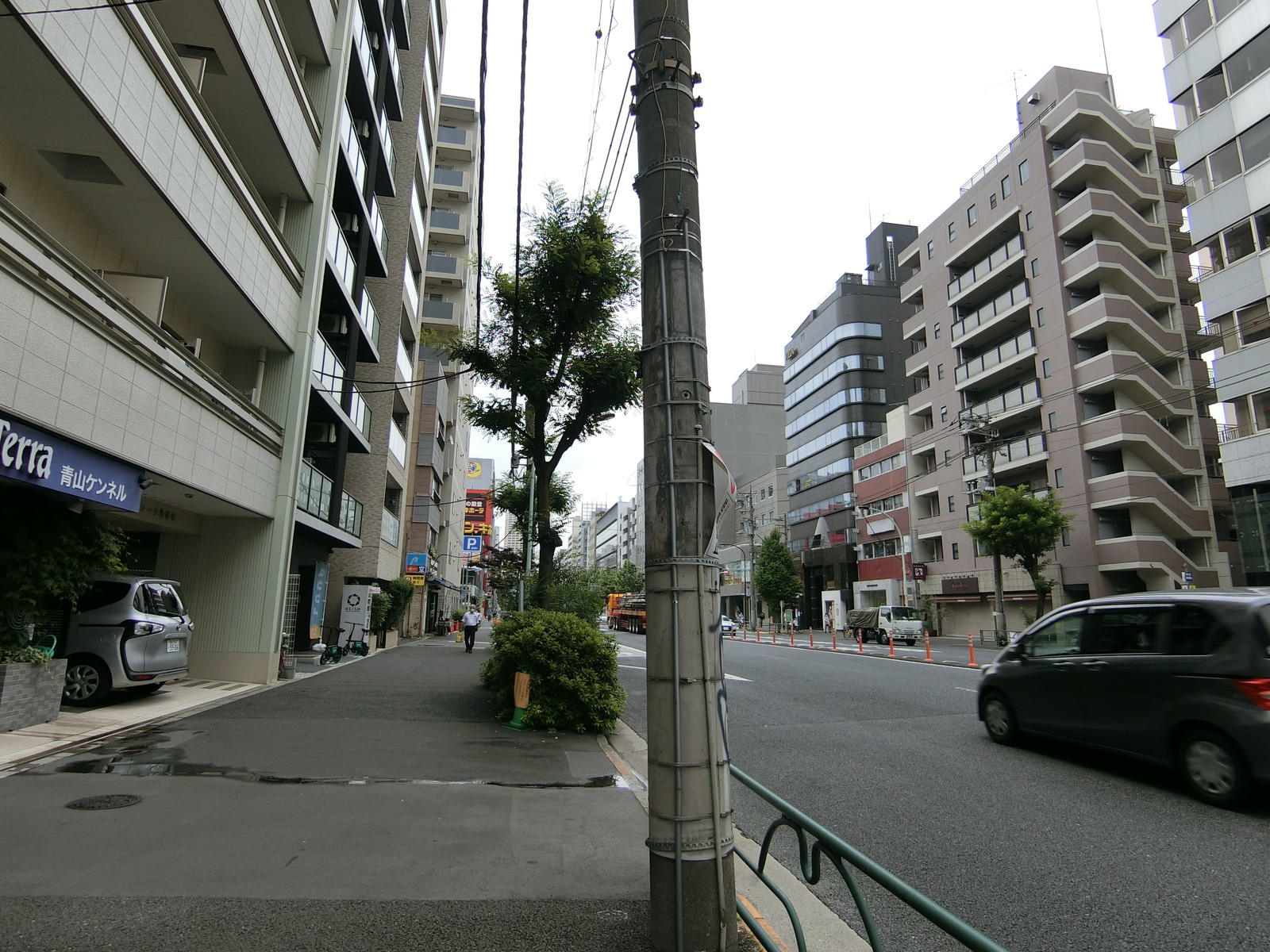 日興パレス東山ビル前面の山手通り