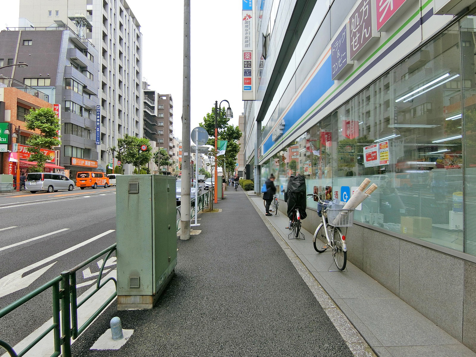 FORECAST早稲田FIRST前面の通り