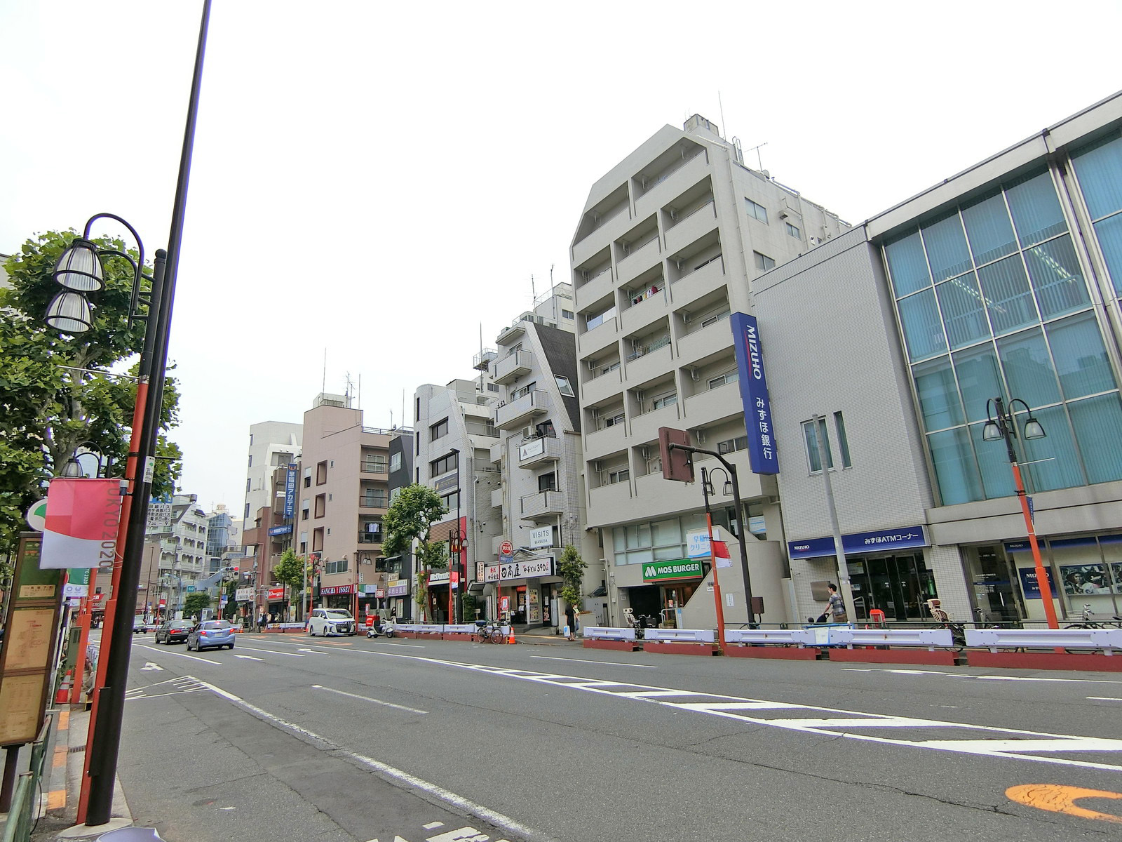 早稲田通り沿いに立地