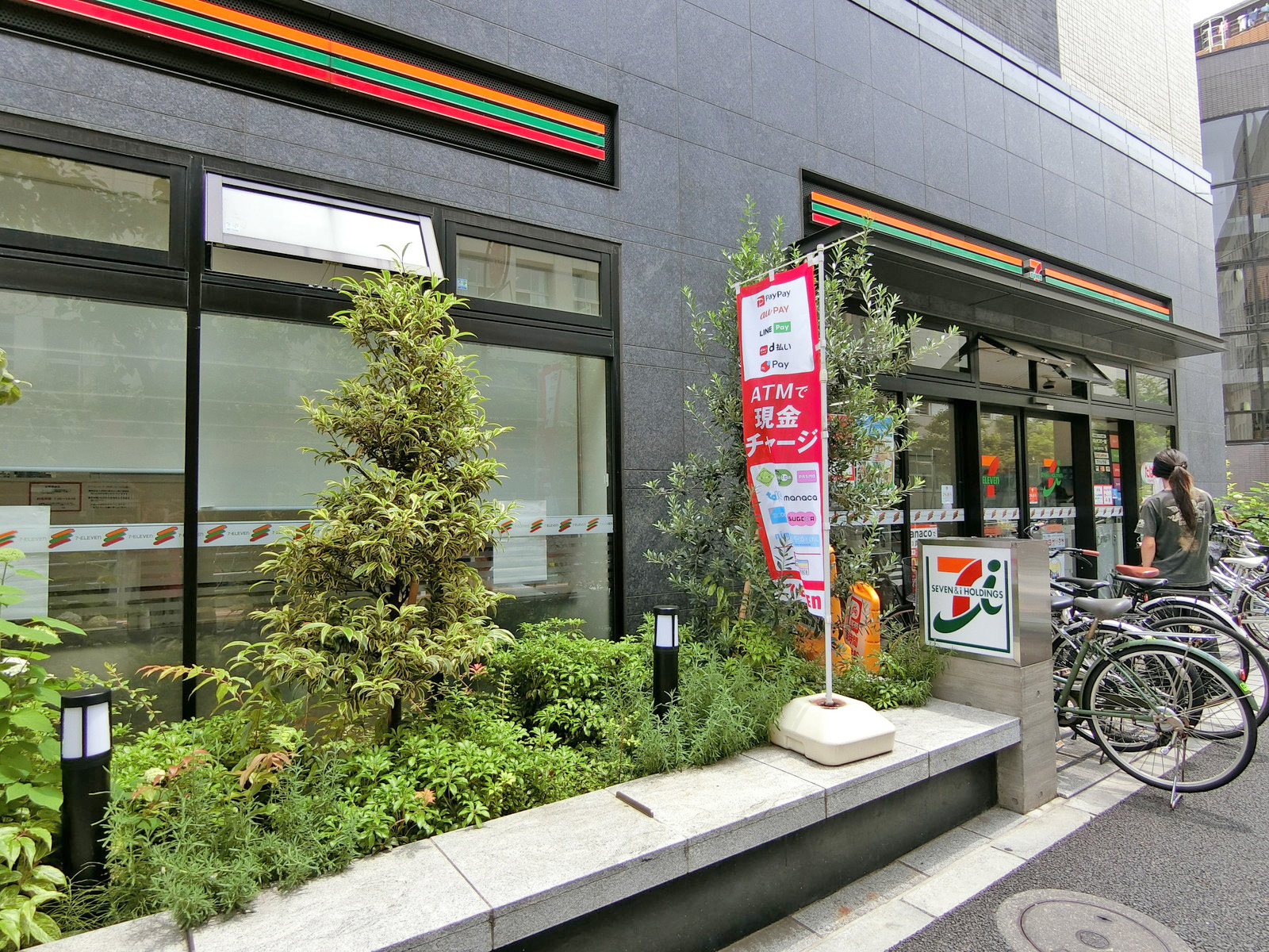 徒歩1分のセブンイレブン新宿早稲田高校前店