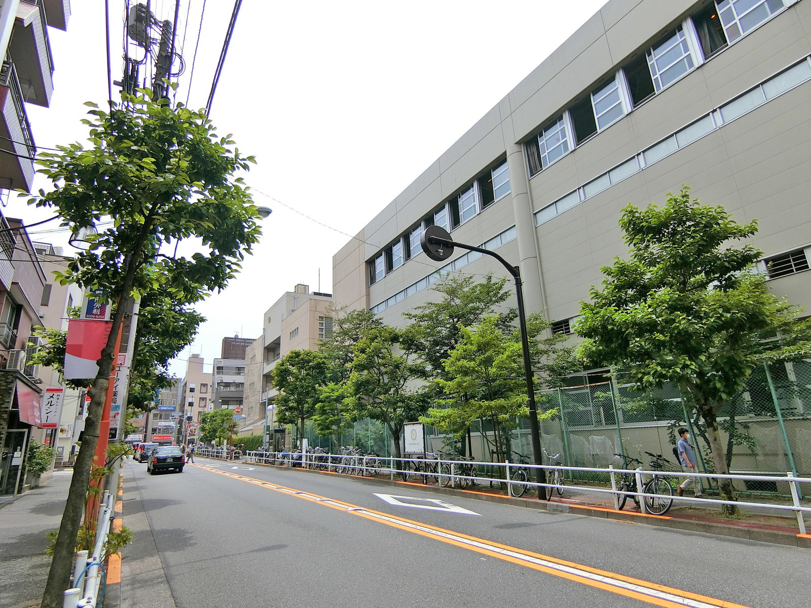 周辺はオフィスや店舗が多いエリア