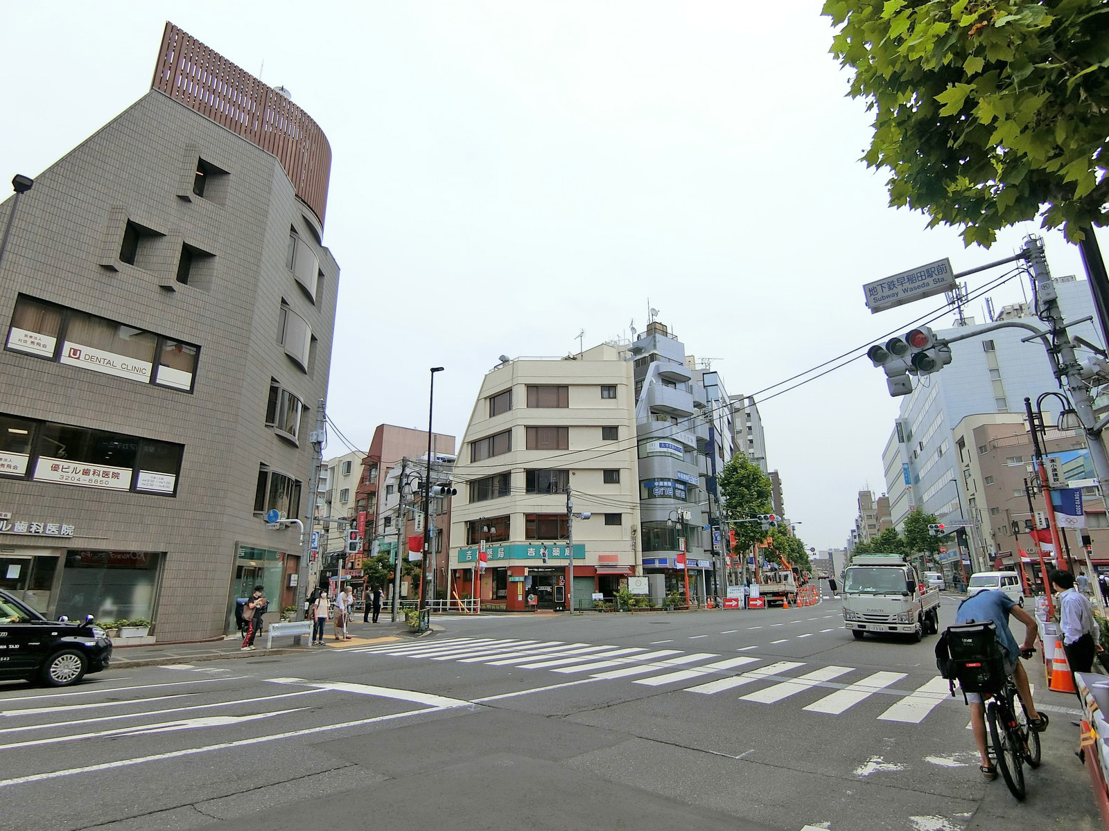 早稲田通り沿いに立地
