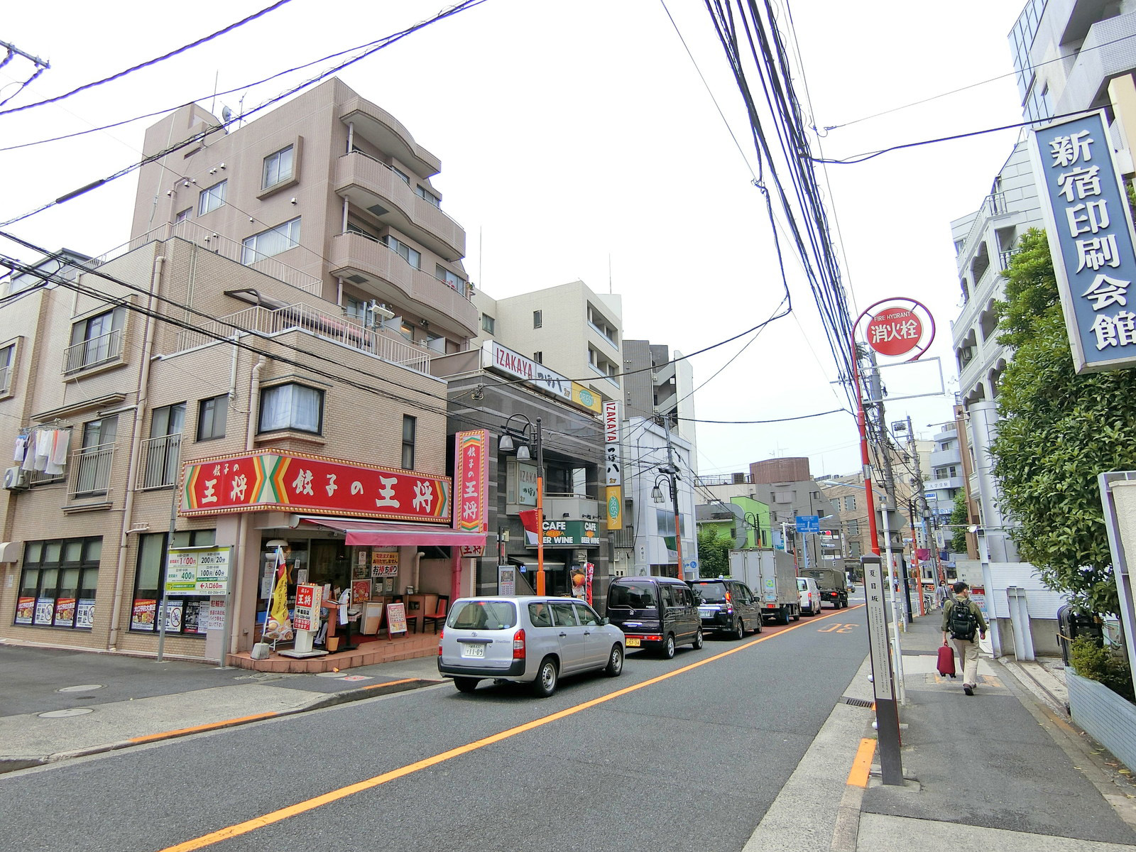 夏目坂通り沿いに立地