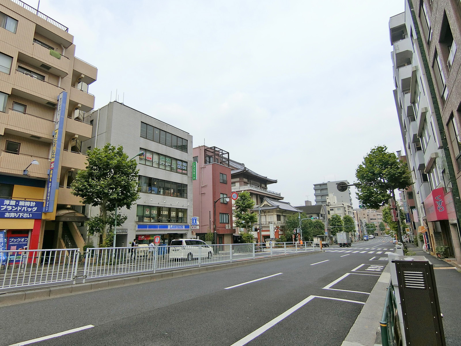 早稲田通り沿いに立地